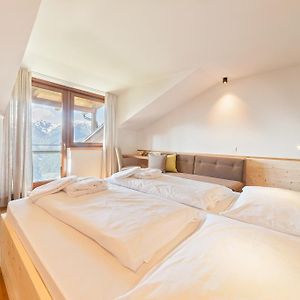 Zimmer mit Kingsize-Bett
